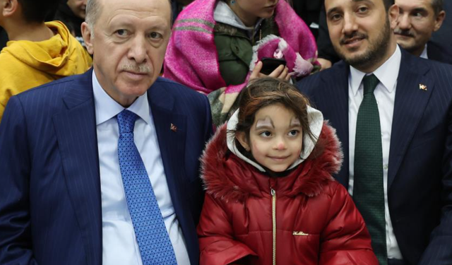 Cumhurbaşkanı Erdoğan geceyi dışarda geçiren vatandaşları ziyaret etti