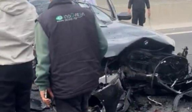Hurdaya dönen araçtan sağ kurtuldular