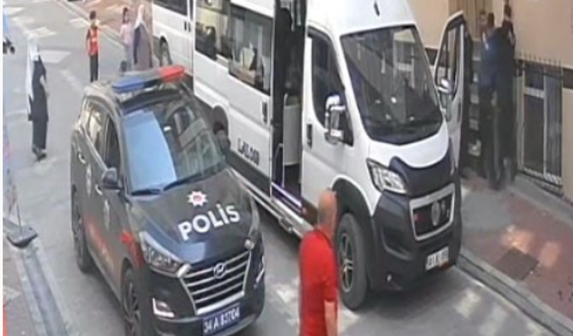 Hatalı şekilde öğrenci indiren servis sürücüsü polisle tartıştı