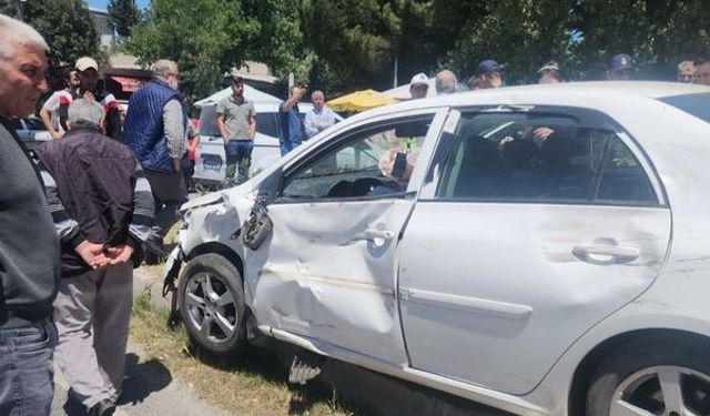 İzmir'de otomobil ile motosiklet çarpıştı: 1 ölü, 2 yaralı