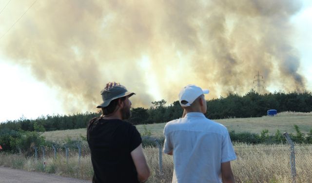 Bornova Yakaköy'de yangın sebebiyle tahliyeler başladı