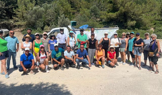 Çeşme'de duyarlı vatandaşlardan örnek temizlik etkinliği
