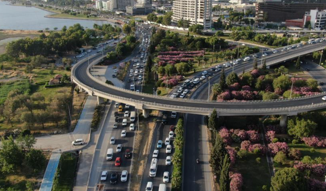 İzmir'de trafiğe kayıtlı araç sayısı 2 milyonu aştı