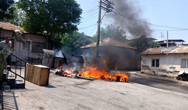İzmir'de günlerdir toplanmayan çöpte yangın çıktı