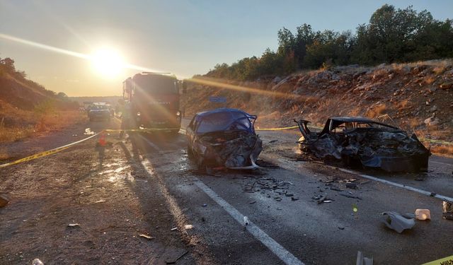 Kafa Kafaya Çarpışan İki Otomobil Alev Aldı: 3 Ölü, 5 Yaralı