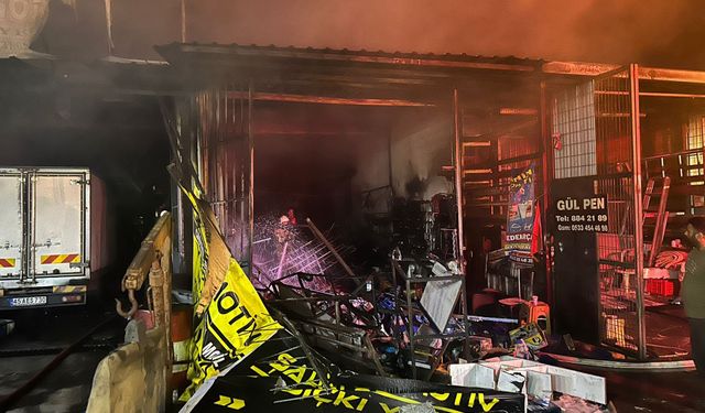 Kemalpaşa Sanayi Sitesindeki Yangında 7 İş Yeri ve 3 Araç Yandı