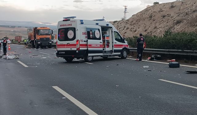 İzmir’de Otobüs İle Ticari Araç Çarpıştı: 1 Ölü, 2 Yaralı