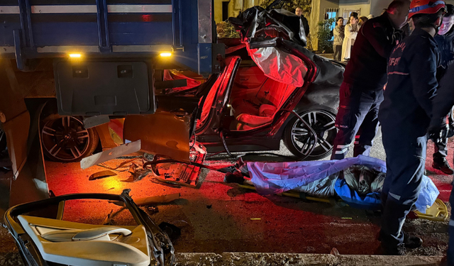 Kaza Yapan Kamyona Arkadan Çarpan Araçta 1 Ölü 2 Yaralı