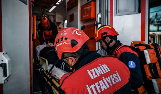 İzmir'de İtfaiye Ekipleri,  Gökdelende Yangın ve Arama Kurtarma Tatbikatı Yaptı