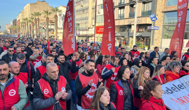 İzmir'de Belediye İşçileri Yarım Gün İş Bırakma Eylemi Yaptı