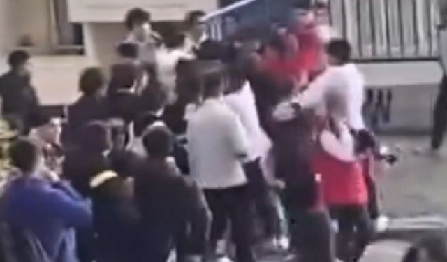 İzmir'de Öğrenciler Sokak Kavgasında Birbirine Girdi