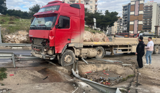 İzmir'de Kaza Yapan Tır Bariyerleri Aşıp Karşı Şeride Geçti