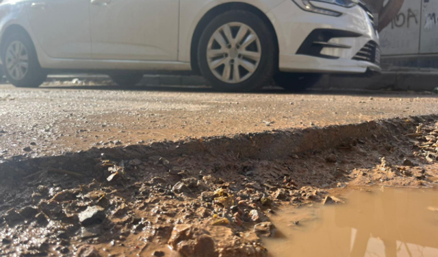 İzmir'de Çalışmalar Yolları Köstebek Yuvasına Çevirdi