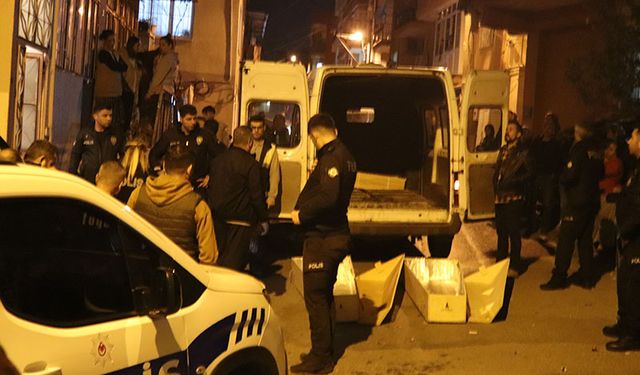 İzmir'de Evlerinde Ölü Bulunan Anne ve Kızı Son Yolculuğuna Uğurlandı