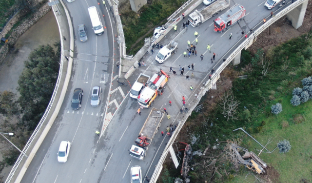 İzmir'de ‘Uçan Yol'da Feci Kaza Meydana Geldi 1'i Ağır 3 Yaralı