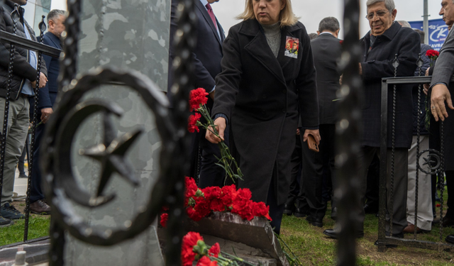 Kahraman Şehit Polisimiz Fethi Sekin Karanfillerle Anıldı