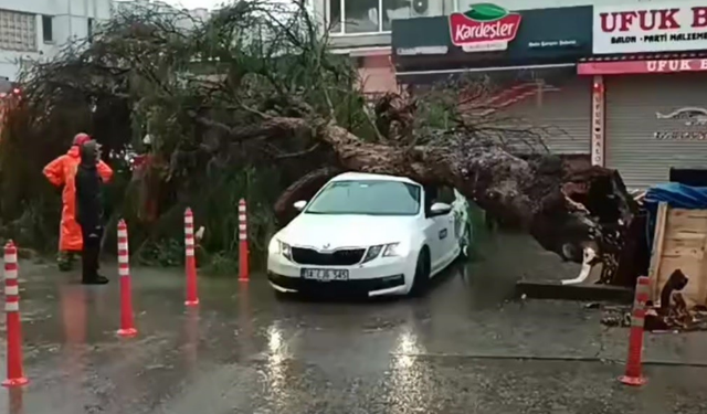 İzmir’de Sağanak ve Fırtına Hayatı Felç Etti