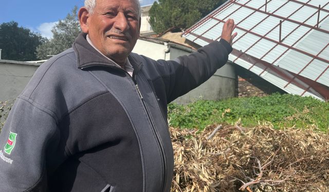 İzmir'de 4 katlı binanın çatısı uçtu