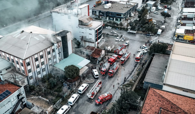 Bornova'da Ayakkabı Fabrikasında Çıkan Yangın Söndürüldü