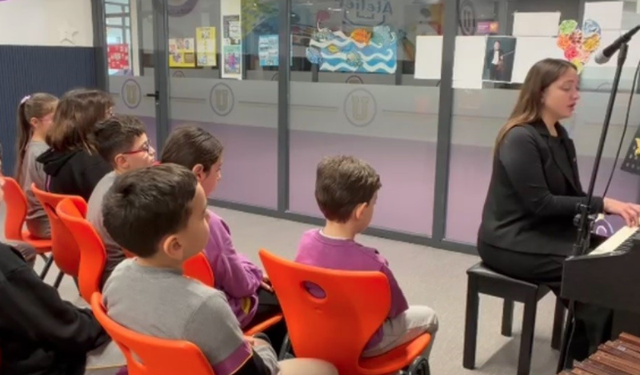 İzmir’de Öğretmenin Türkü Performansı İlgi Gördü