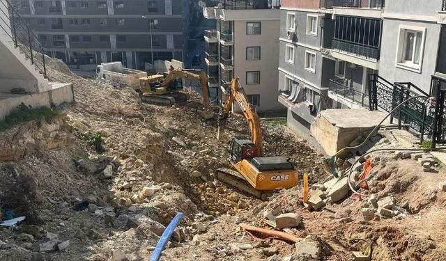 Heyelanda Çöken İstinat Duvarının Enkazı Kaldırılıyor