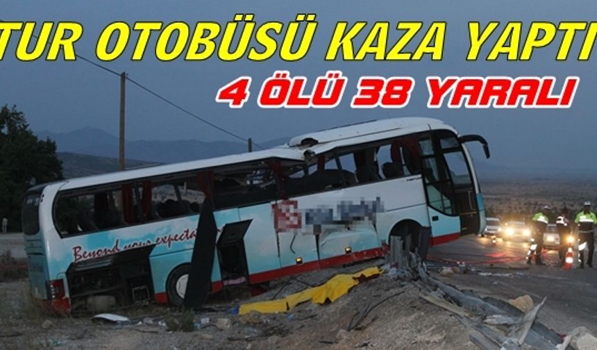 Denizli'de Tur Otobüsü Kaza Yaptı