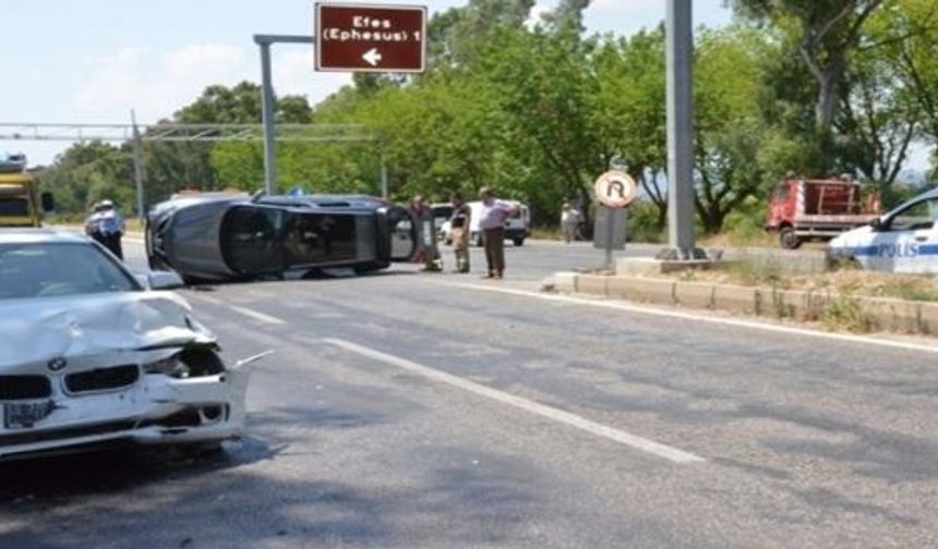 Turistleri Taşıyan İki Araç Kaza Yaptı 