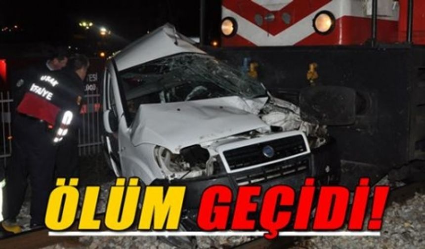 Uşak'ta tren otomobile çarptı: 2 ölü