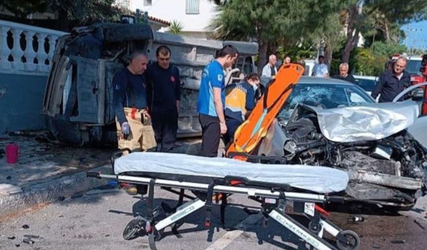 Çeşme'de Trafik Kazasında, İki Araç Kafa Kafaya Çarpıştı