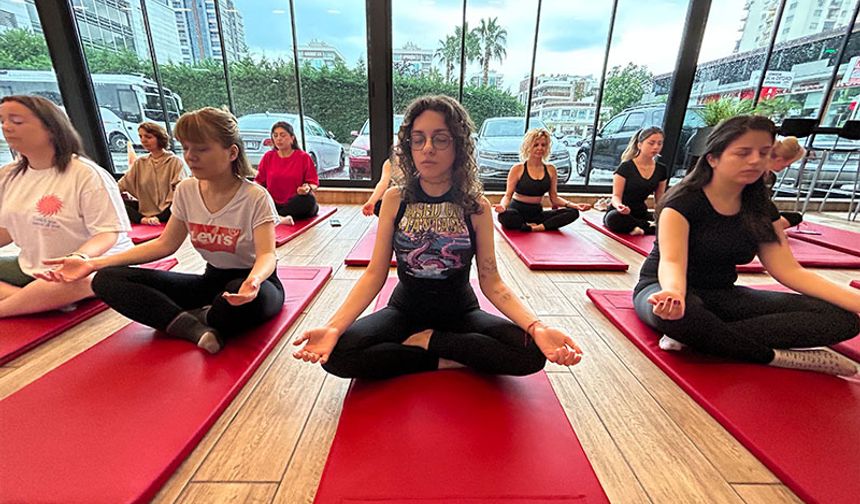Sağlık Çalışanları Yoga ile Stres Attı