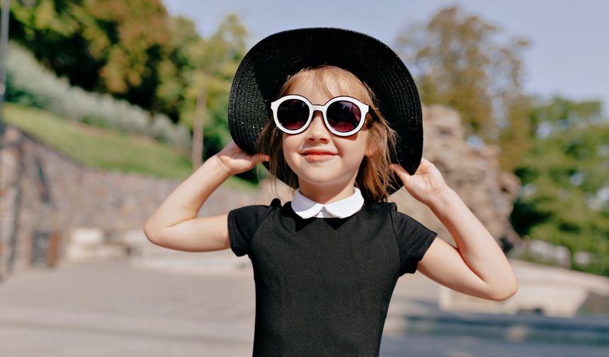 Çocuk Güneş Gözlüğünde Moda Çılgınlığı:  Göz Sağlığı Hiçe Sayılıyor!