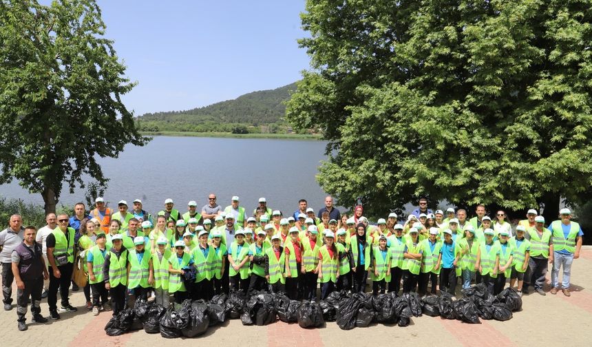 Gölcük Gölü Çevresinde Öğrenci ve Gönüllüler Çöp Toplandı