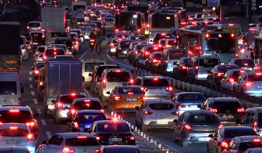 İzmir'de Trafiğe Kayıtlı Araç Sayısı Mayıs Ayı Sonu İtibarıyla 1 Milyon 861 Bin 288 Oldu