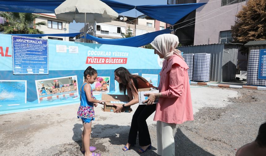 Bayraklı'da 20 çocuk ilk kez havuzla tanıştı