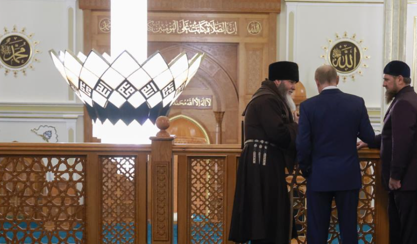 Putin camide Kuran-ı Kerim'i öptü