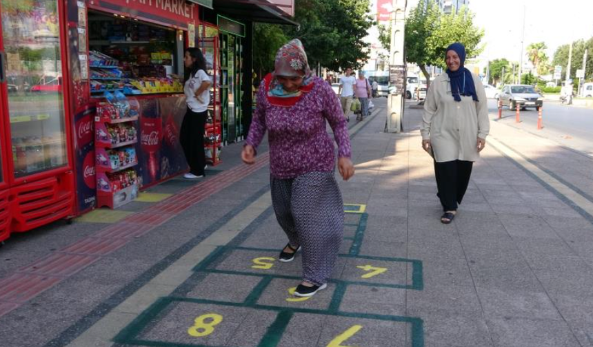 Her yaştan vatandaş 'sek sek' oynayarak geçiyor