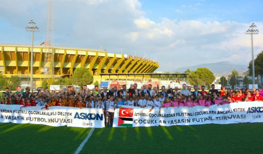 İzmirli çocuklar Filistinli kardeşleri için sahaya çıktı