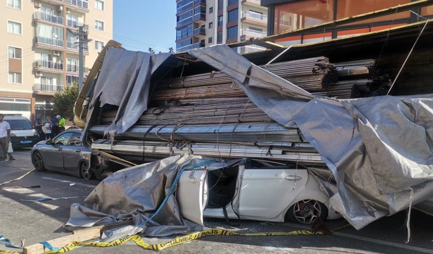 İzmir'de polisten kaçan tır sürücüsü, 2 aracı ezdi