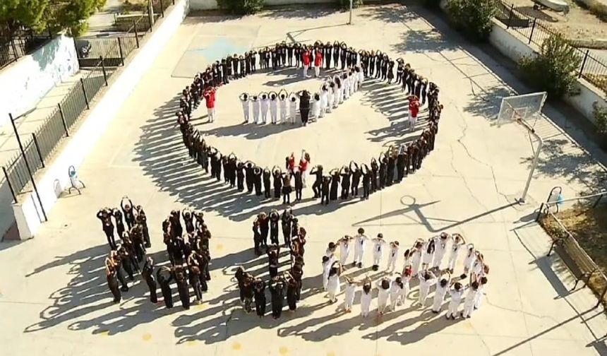 İzmir’de ilkokul öğrencilerinden 10 kasım koreografisi