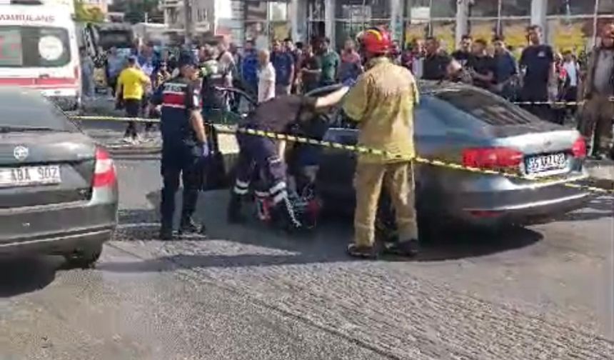 İzmir'de Korkunç İnfaz Aynı Aileden 3 Kişi Araç İçinde Öldürüldü