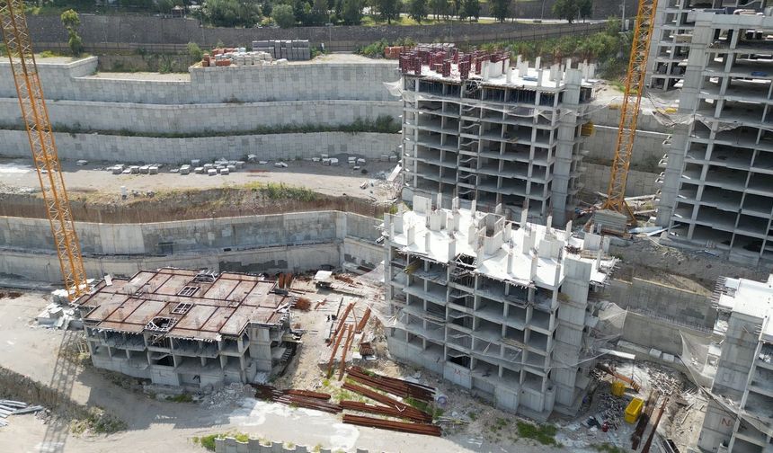 Başkan Saygılı: "Önce parasını aldığınız belediye çalışanlarının evlerini bitirin"