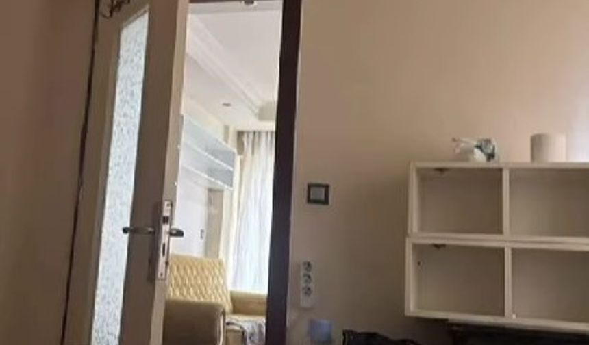 Evini aparta çevirip, prizlere gizli kamera yerleştirdi