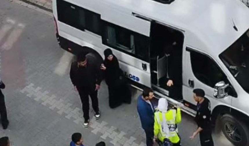 Hatalı şekilde öğrenci indiren servis sürücüsü polisle tartıştı