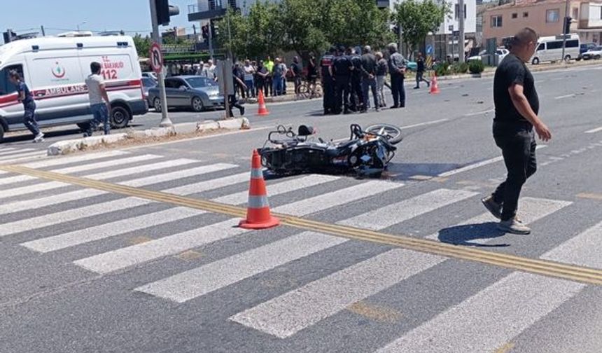 İzmir'de otomobil ile motosiklet çarpıştı: 1 ölü, 2 yaralı