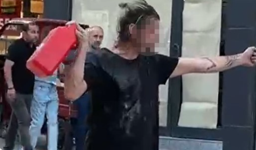 Üstüne benzin dökerek kendini yakmak istedi..
