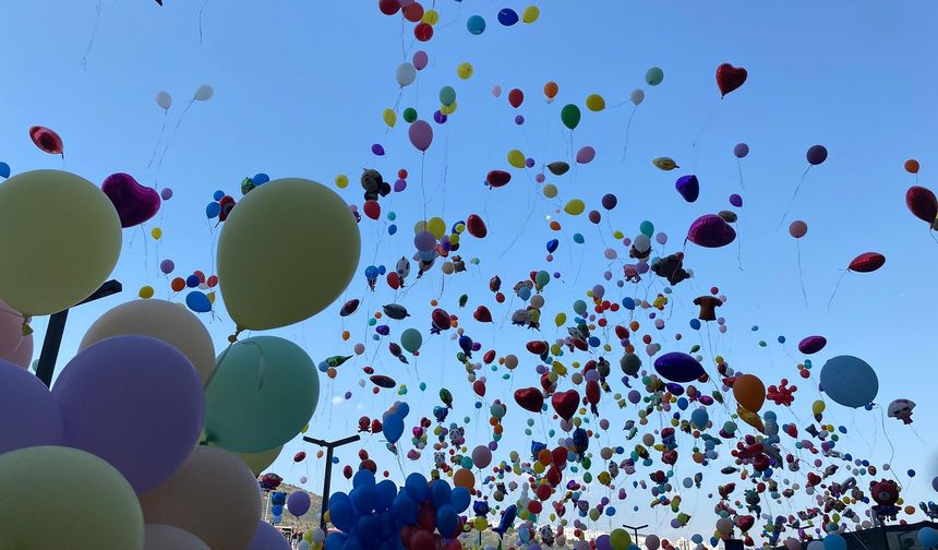İzmir’de Binlerce Balon 6 Yaşındaki Erhan ve Arkadaşları İçin Uçuruldu