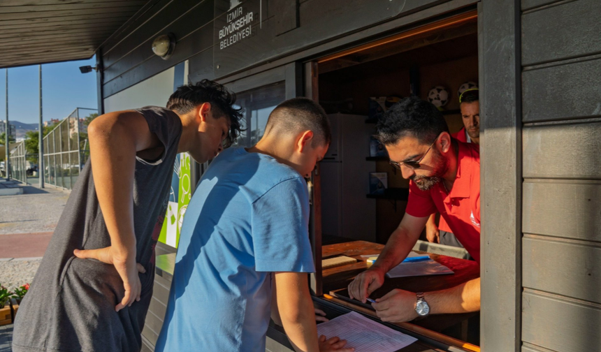 İzmir B. B. Bostanlı Sahili’nde Ücretsiz Spor Malzemesi Sunan Spor İstasyonu Açtı.