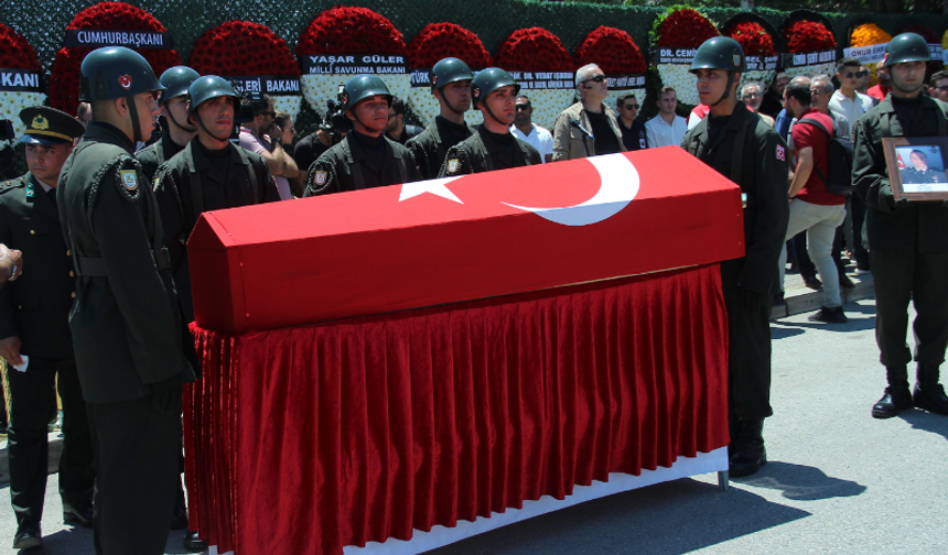 İzmir, Şehit Üsteğmen Ege Akar'ı Dualarla Son Yolculuğuna Uğurladı