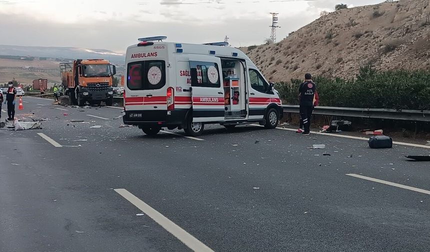 İzmir’de Otobüs İle Ticari Araç Çarpıştı: 1 Ölü, 2 Yaralı
