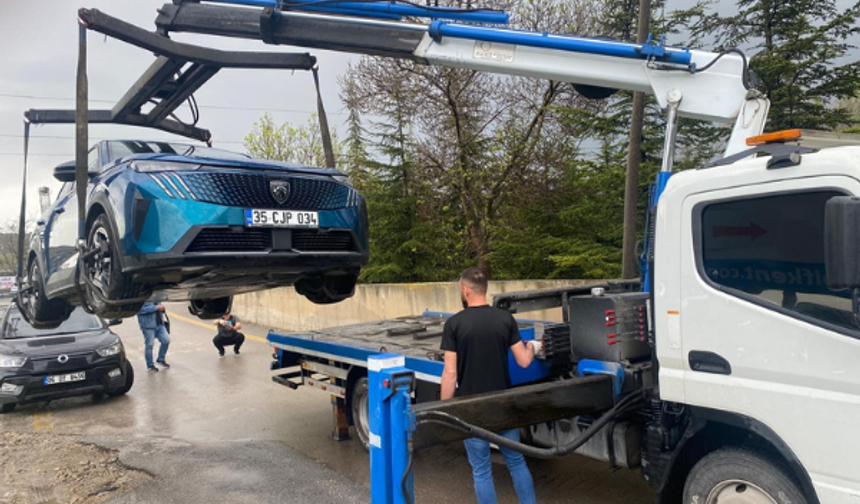 Elektrikli Otomobilin Yakınına Yıldırım Düştü, Milyonluk Araç 'Hurda' Oldu